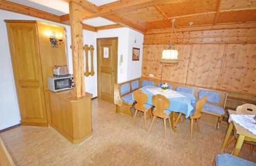 Arzl im Piztal Apartment | Apartment in Arzl-Wald with Mountain Views