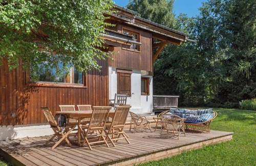 Le Planellet Ski Chalet | Apartment in chalet with the terrace and garden