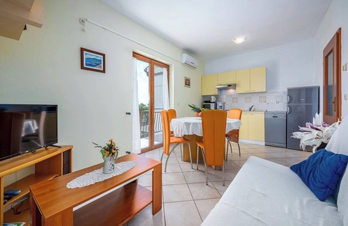 Drenje Apartment | Apartment in Drenje with Sea View & Pool