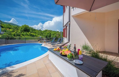 Drenje Apartment | Apartment in Drenje with Sea View & Pool