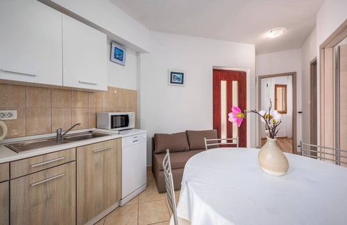 Drenje Apartment | Apartment in Drenje with Sea View & Sauna