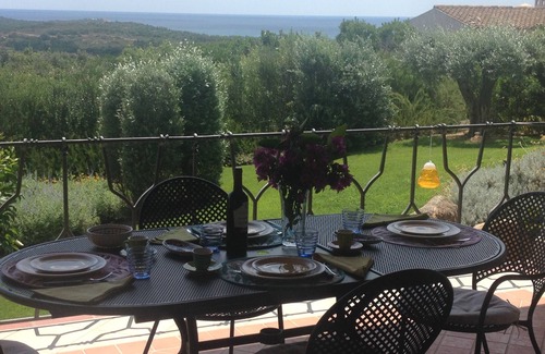 San Teodoro Villa | Apartment in fine villa with excellent sea view and well-kept garden.
