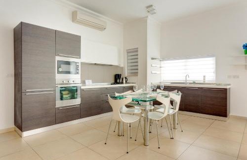 Sliema Apartment | Apartment In Fort Cambridge with Pool