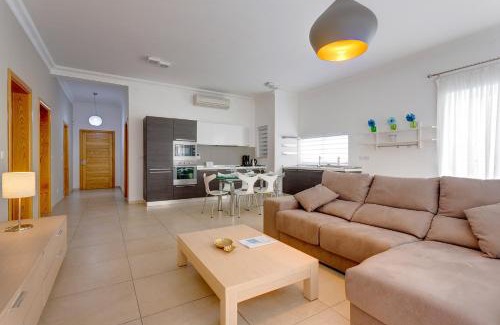 Sliema Apartment | Apartment In Fort Cambridge with Pool