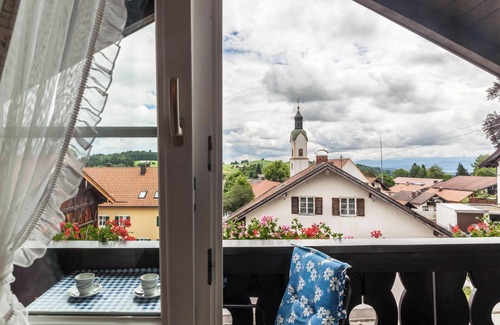 Bad Kohlgrub Apartment | Apartment in Gästehaus Lengdobler with Mountain View, Wi-Fi & Balcony