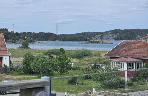 Hoviksnas Apartment | Apartment in Höviksnäs, 300 m from the sea with a view of the Tjörn Bridge | SE09112