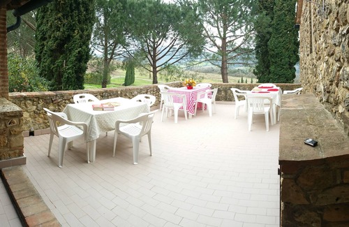 Casale Marittimo Apartment | Apartment in a country house on a hill overlooking the sea with a large park and swimming pool