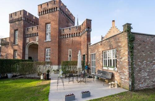 Bazel House | Apartment in Kruibeke Wissekerke Castle, cleaning included