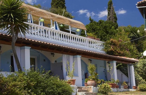 Dafnata Apartment | Apartment in Mpenitses near Beaches & Pool