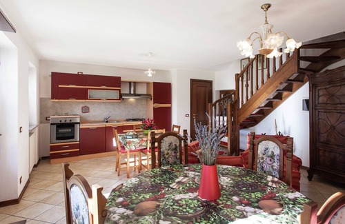 Netro Apartment | Apartment in Netro with Balcony and Views