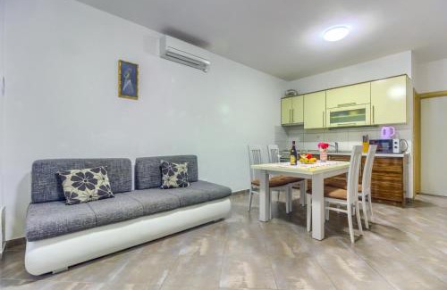 Pirovac Apartment | Apartment in Pirovac with sea view, terrace, air conditioning, WiFi (4925-2)