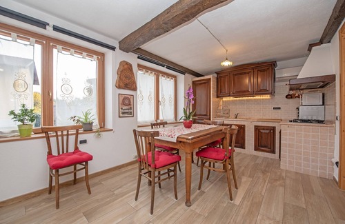 Montjovet Apartment | Apartment in quiet house, surrounded by greenery, in the center of the Valley