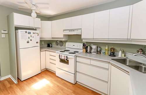 Clarkson-Lorne Park House | Apartment in South Mississauga near Highway