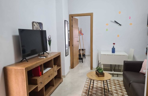 Fontanal-Maria Auxiliadora-Carretera de Carmona Apartment | Apartment in the Fontanal, House - Courtyard of neighbors
