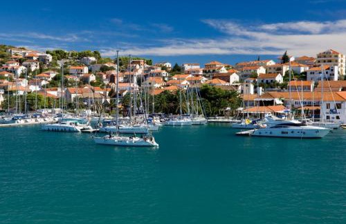 Trogir Apartment | Apartment in Trogir with sea view, terrace, air conditioning, Wi-Fi (3788-2)