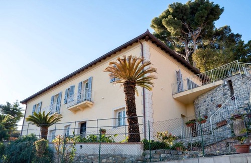Diano Castello Condo | Apartment in Villa and historic location 5 minutes drive from beaches