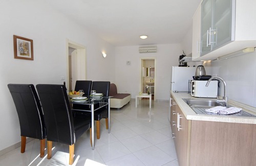 Umag Apartment | Apartment in Villa Alpa4 with outdoor jacuzzi Umag-Punta near the sea Wi-Fi