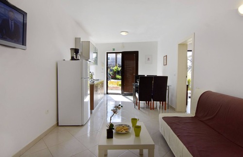 Umag Apartment | Apartment in Villa Alpa4 with outdoor jacuzzi Umag-Punta near the sea Wi-Fi
