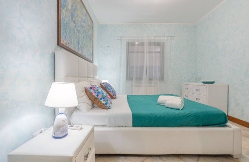 Palermo Villa | Apartment 'In Villa Con Piscina' with Shared Pool, Wi-Fi and Air Conditioning