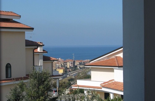 Diamante House | Apartment in villa with swimming pool and garden overlooking the sea on two levels