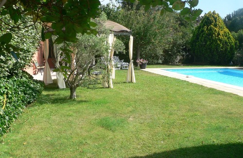 Istres Apartment | Apartment indépendant- T 2 in a villa - pool and garden.