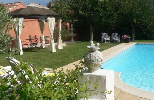 Istres Apartment | Apartment indépendant- T 2 in a villa - pool and garden.