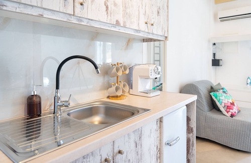 Tourlos Apartment | Apartment 'Irene's Studio' with Shared Pool, Wi-Fi and Air Conditioning