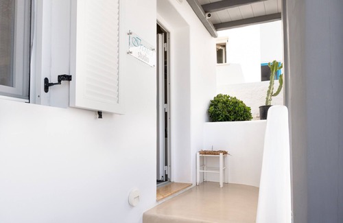 Tourlos Apartment | Apartment 'Irene's Studio' with Shared Pool, Wi-Fi and Air Conditioning