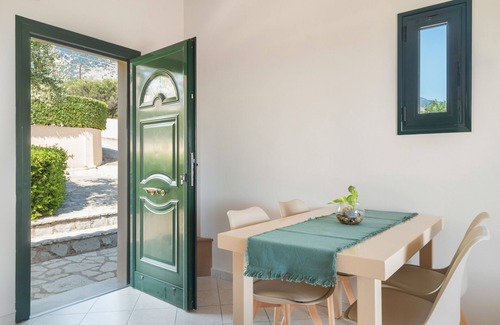 Leivathos Apartment | Apartment 'Iria' with Sea View, Wi-Fi and Air Conditioning
