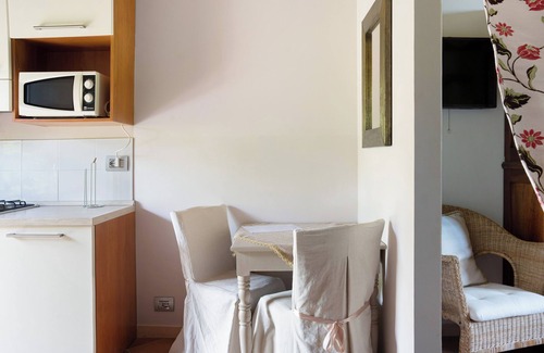 Cerretto Langhe Apartment | Apartment 'La Corte di Langa Alloggio Agata' with Shared Pool & Wi-Fi
