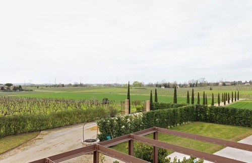 Castelnuovo del Garda Apartment | Apartment 'Agr Casa Pezzo 3 Pax' with Shared Pool, Wi-Fi and Air Conditioning