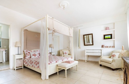 Castrignano de' Greci Apartment | Apartment 'Tenuta Chimeta - Suite Edera' with Shared Pool, Wi-Fi and Air Conditioning