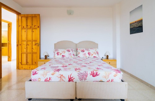 Lido Conchiglie Apartment | Apartment 'Spazioso Appartamento al Mare' with A/C