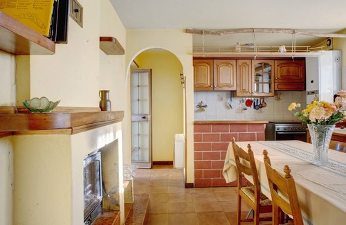 Montale-Serra-Piazza Apartment | Apartment 'La Casa Di Veppo' with Mountain View