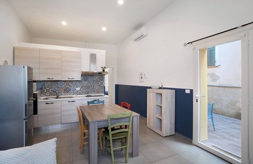 Santo Stefano al Mare Apartment | Apartment 'Ribes' with Private Terrace, Wi-Fi and Air Conditioning