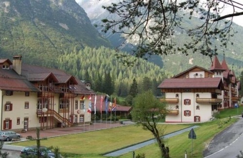 Carbonin Apartment | Apartment with balcony and view of the Three Peaks of Lavaredo-Village Ploner