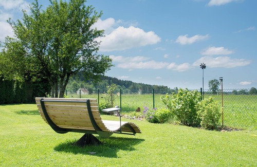 Winterstetten Apartment | Apartment 'Kleiner Spatz' with Terrace, Shared Garden & Wi-Fi