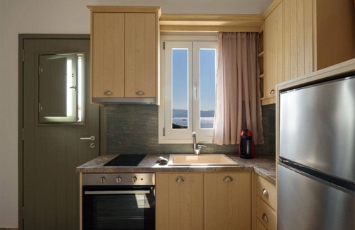 Kimolos Apartment | Apartment 'Kalamitsi View' with Private Terrace, Wi-Fi and Air Conditioning