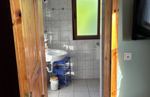 Lahnstein auf der Hohe Apartment | Apartment kitchen and bedroom - in the middle of the countryside - 15 minutes to Koblenz