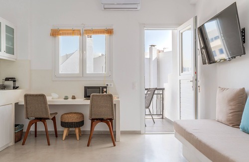 Tinos Apartment | Apartment 'Kleris 4 Tinos' with Shared Terrace, Wi-Fi and Air Conditioning