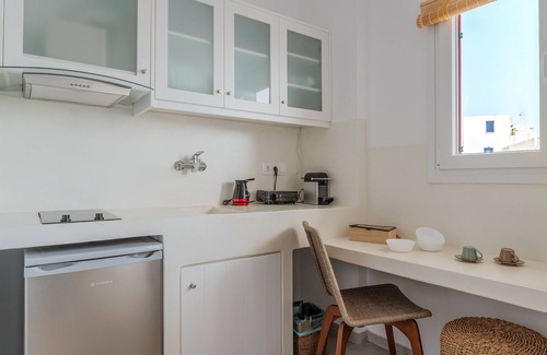 Tinos Apartment | Apartment 'Kleris 4 Tinos' with Shared Terrace, Wi-Fi and Air Conditioning