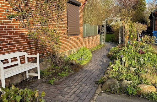 Brunsbuttel Apartment | Apartment 'Koje' with Private Terrace, Shared Garden and Wi-Fi