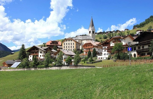 La Valle Apartment | Apartment Lüch da Mirio App Fanes with Mountain View, Garden & Wi-Fi