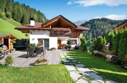 La Valle Apartment | Apartment Lüch da Mirio App Pütia with Mountain View, Garden & Wi-Fi