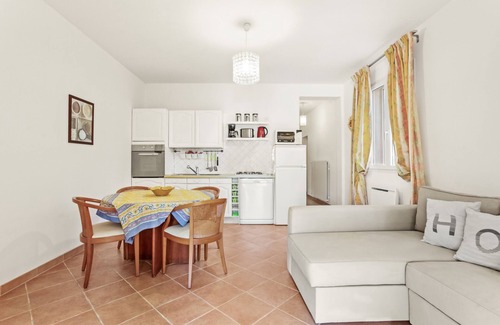 La Nartelle Apartment | Apartment 'L'amandier' with Private Terrace, Private Garden and Wi-Fi