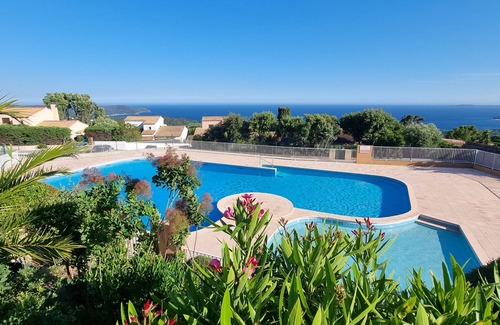 La Croix-Valmer Apartment | Apartment L'Azur: Spacious terrace with panoramic views, pool