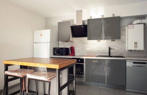 16th Arrondissement Apartment | Apartment 'L Évasion' with Private Terrace and Wi-Fi