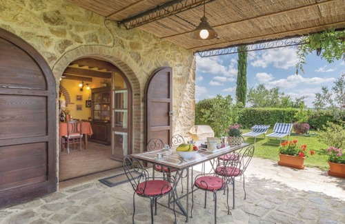 Torre A Castello Apartment | Apartment 'La Casa Di Bice' with Shared Pool, Wi-Fi and Air Conditioning