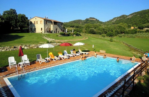 Pomarance Apartment | Apartment 'La Casa' with Shared Pool, Private Garden and Wi-Fi