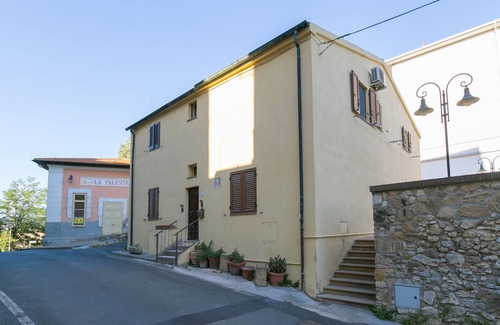 Bibbona Apartment | Apartment La Casina di Gigliola with Garden & A/C
